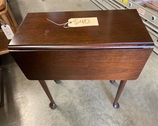 Mahogany side table with two drop leafs.  20" x 10"  or        20" x 15"   or  20" x 20" with both leaves.   22" tall                     Good condition,  $40