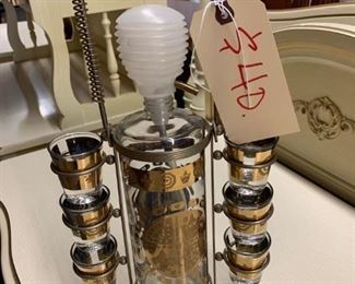 1950's Retro decanter with 6 shot glasses. Like new. $40