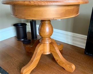 72. Round Oak Pedestal Side Table (28" x 26")