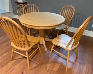 107. Oak Pedestal Table w/ 4 Side Chairs (40" x 30")