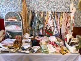 Dozens of vintage aprons & dinner napkins.