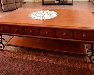 WOOD AND METAL COFFEE TABLE WITH DRAWERS.