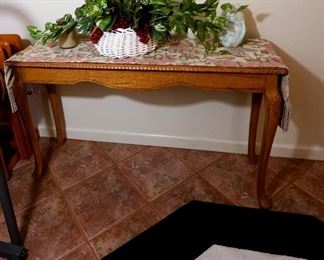 CONSOLE TABLE AND RUGS FOR SALE.
