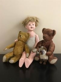 Unmarked plush toys and doll https://ctbids.com/#!/description/share/143325