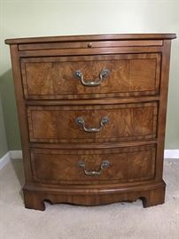 Drexel 3-Drawer Bedside Table with Pull Out https://ctbids.com/#!/description/share/143339