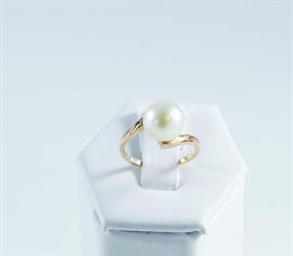 14K Gold Pearl Ring.