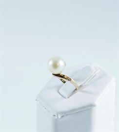 14K Gold Pearl Ring.