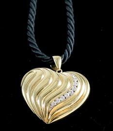18K yellow gold pendant.