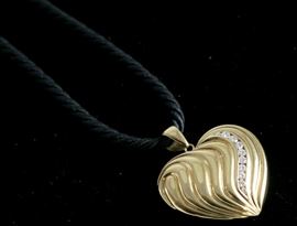 18K yellow gold pendant.