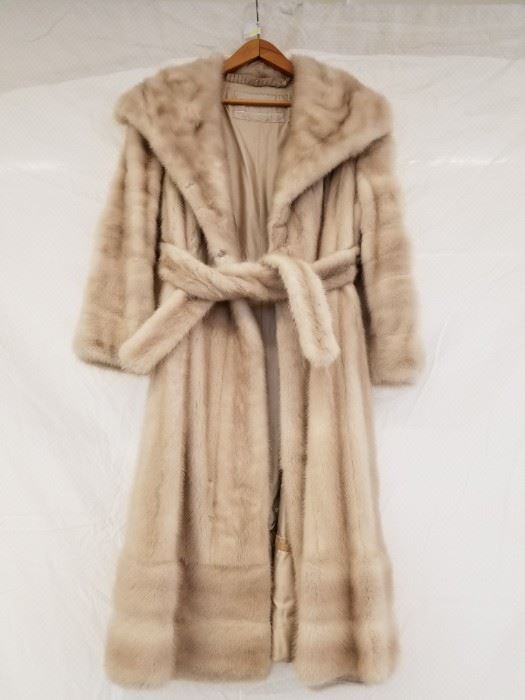 Vintage fur mink coat. Appears to be authentic, full pellet fur mink coat. Please inspect yourself. Tag missing. Maybe women's medium. Length of whole garment is 46". Shoulder to shoulder on back is 19".