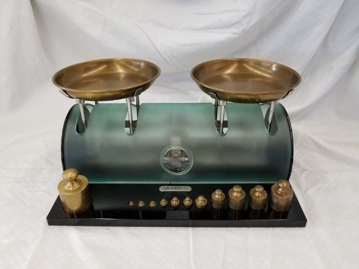 Very RARE, vintage Italian, Rede Guzzini balance scale. Complete set of brass weights included: 1g, (2) 2g, 5g, (2) 10g, 20g, 50g, (2) 100g, 200g, and 500g. Approximate dimensions 14.25" W X 8.75" D X 7" H.