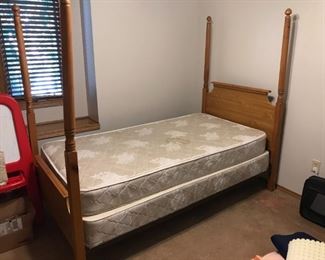 4 poster twin bed