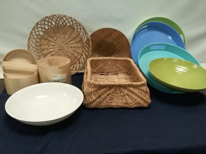 Large Serving Trays and Baskets https://ctbids.com/#!/description/share/143768