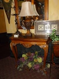 Gorgeous Foyer Table w/Mirror