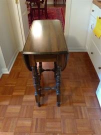 Gate-leg table