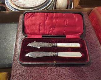 Pair of Pearl Handle Knives in Presentation case Victorian