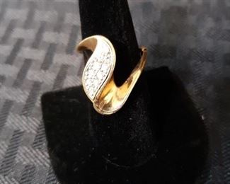 14K Curved Gold Diamond Ring