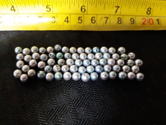 72 Lovely small bluegrey pearls