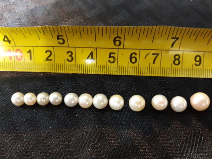 Twelve pearls for rings