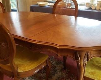 Beautiful Dining Table w/6 chairs