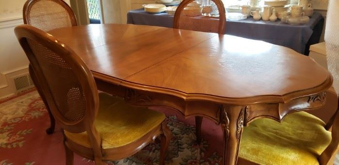 Beautiful Dining Table w/6 chairs