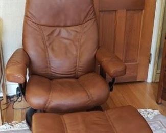 Leather Lounger w/matching Ottoman