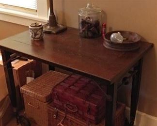 So cute table and baskets