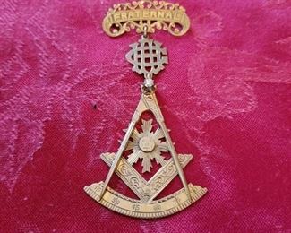 Masonic Fraternal badge in 10k...