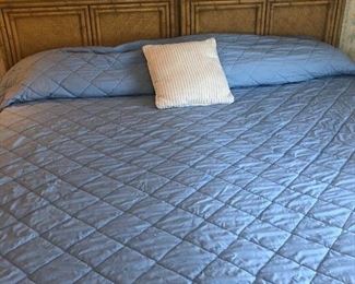 2 TWIN MAKING A KING SIZE BED