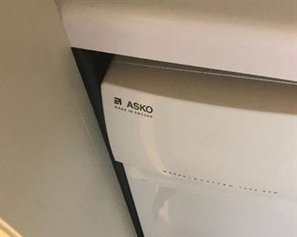 FRONT LOADING WASHER AND DRYER ELECTRIC AND 24"