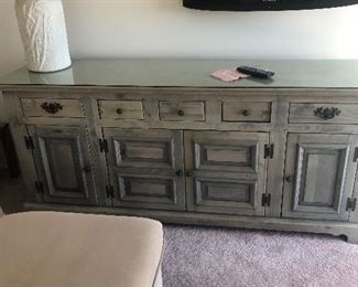 NICE WOOD PLENTY OF STORAGE 