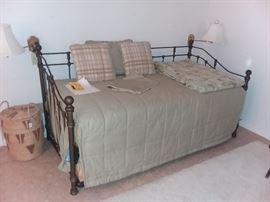 Day Bed w/ Pull Out Trundle Bed