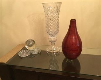 Glass vase, red glass vase, smaller glass items