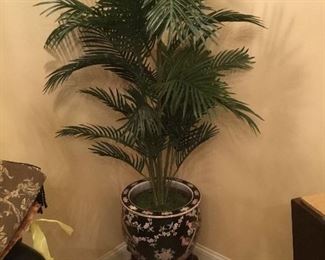 Stand and large Chinese urn with artificial fern