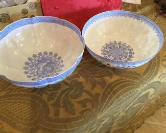 Set of 2 glass bowls in original box