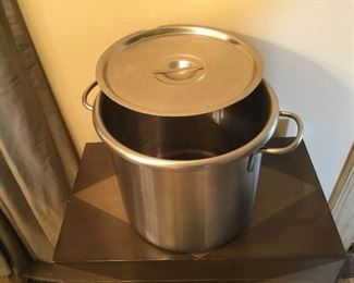 Aluminum pot with lid 