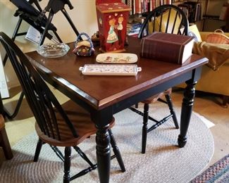 nice small table and chairs