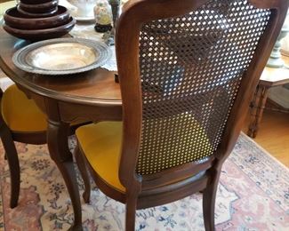 nice small table with several leaves