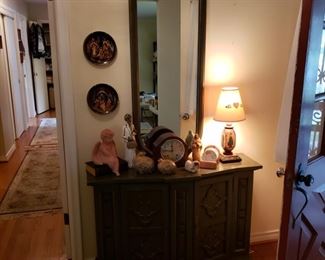 foyer has nice items