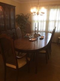 Henredon dining table with 2 leaves and 6 dining chairs.