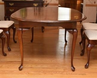 Traditional Queen Anne Style Dining Table & 6 Chairs (with extra leaves)