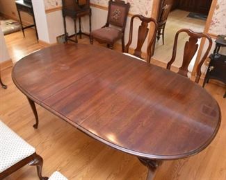 Traditional Queen Anne Style Dining Table & 6 Chairs (with extra leaves)