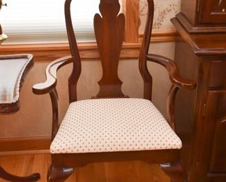 Traditional Queen Anne Style Dining Table & 6 Chairs (with extra leaves)