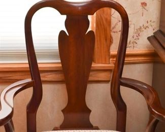 Traditional Queen Anne Style Dining Table & 6 Chairs (with extra leaves)