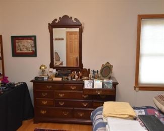 Traditional Lowboy Chest of Drawers / Dresser