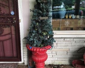 Concrete urns with trees (2)