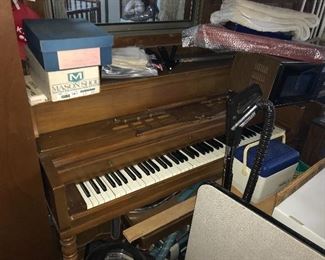 Worlitzer piano.  Needs to be tuned 