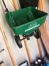 Fertilizer spreader