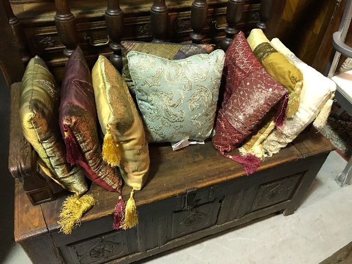 Hall bench - decorative pillows