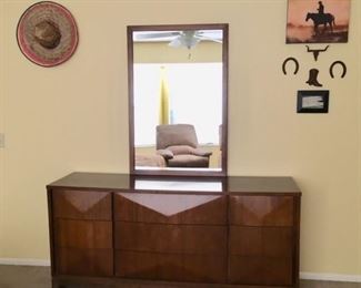 Johnson Carper Dresser w/ Mirror